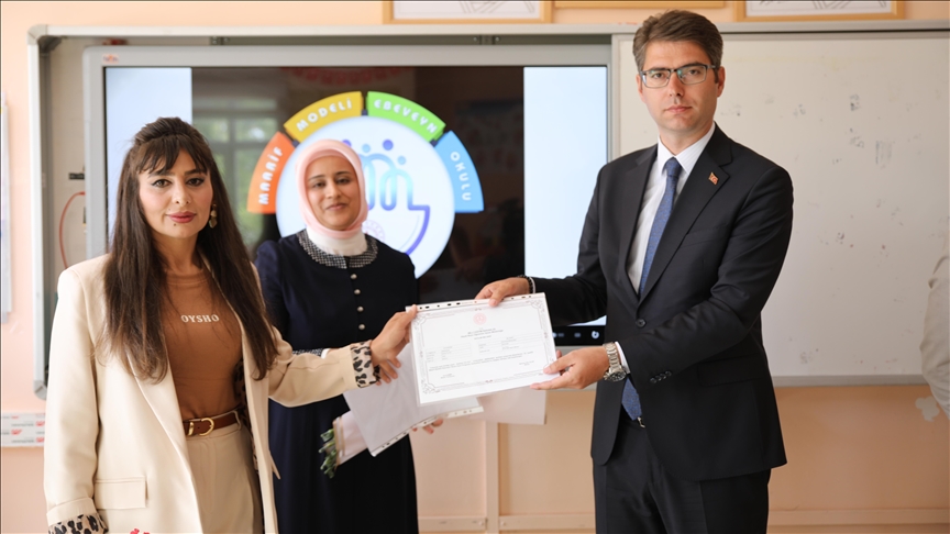 Van'da "Maarif Modeli Ebeveyn Okulu" ilk mezunlarını verdi