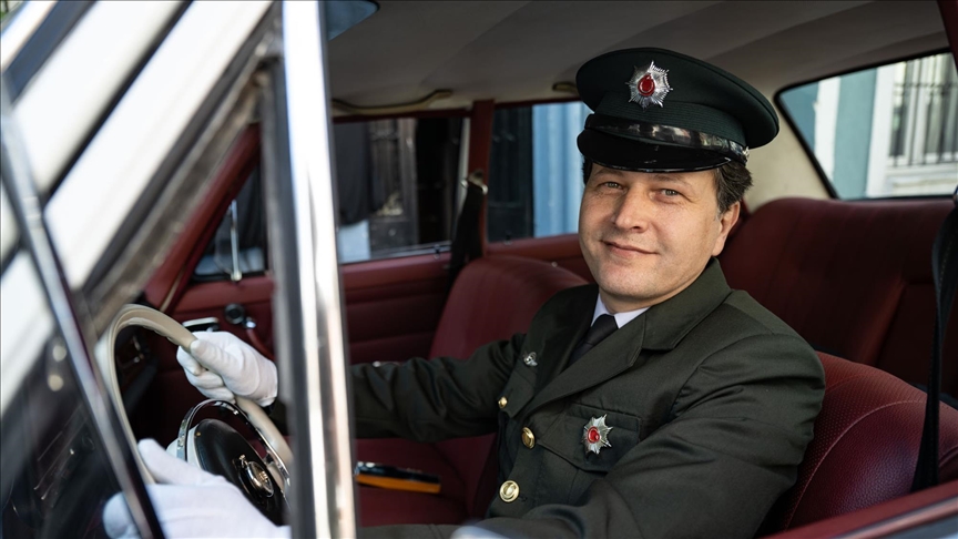 Nesvakidašnji hobi Ibrahima Varola iz Istanbula: Vožnja oldtimerom u uniformi saobraćajnog policajca iz 70-ih