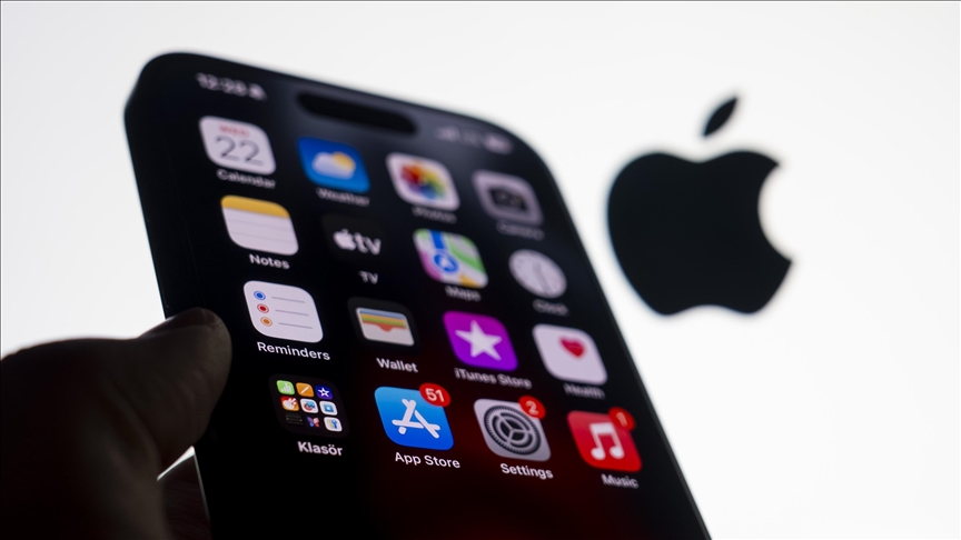 Trump amenaza con imponer al menos un 25% de aranceles a Apple si no fabrica los iPhone en EEUU