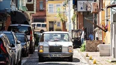 Shëtit Stambollin me uniformën e policisë së trafikut të viteve 70-ta dhe makinën klasike