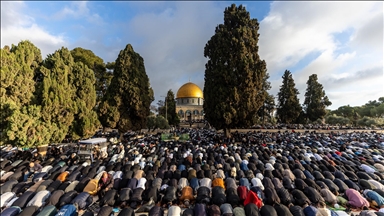 Palestinezët falën namazin e xhumasë në Al-Aksa nën hijen e kufizimeve të Izraelit