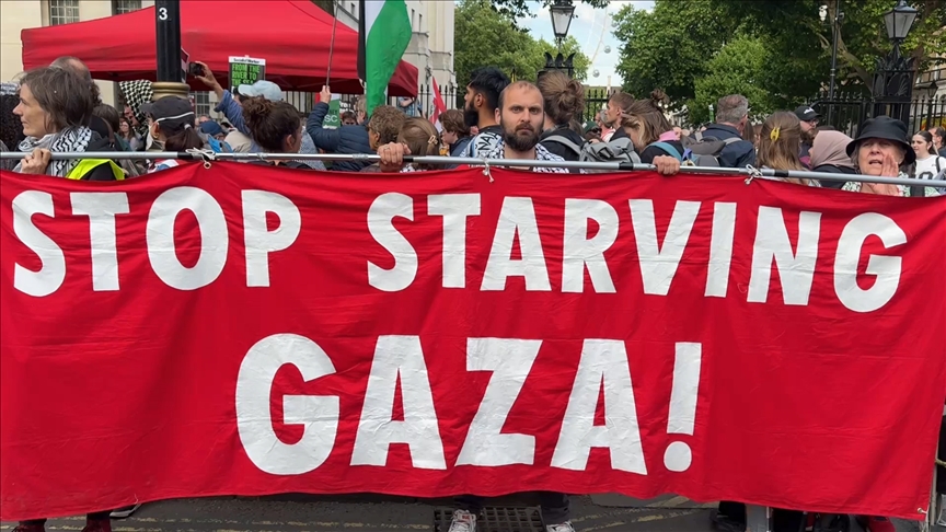Londra'da binlerce kişi, İԲٱ'nin İ'e silah satışını protesto etti