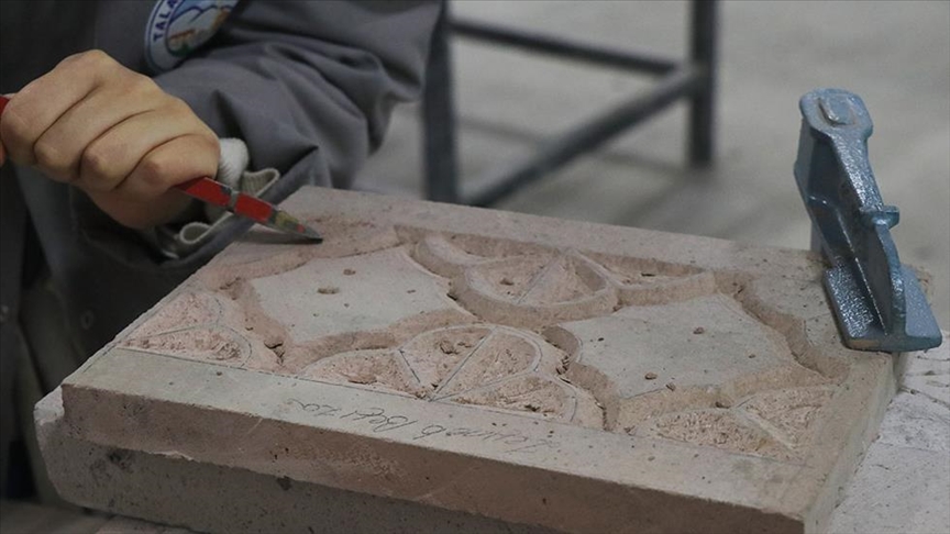 Studentët gdhendin në gurë motive nga veprat e Arkitekt Sinanit