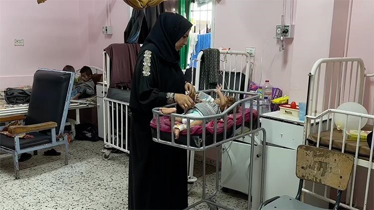 Gazze'de sağlık sorunları ve yetersiz beslenmeyle mücadele eden minik Hasan, ölümün pençesinde can çekişiyor