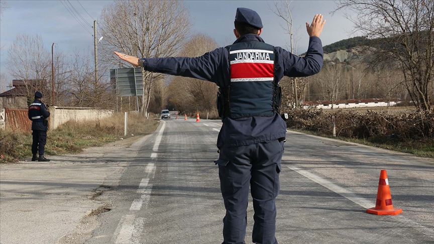 Jandarma 81 ilde "Huzurlu Okul Önleri ve Huzurlu Sokaklar" uygulaması yaptı