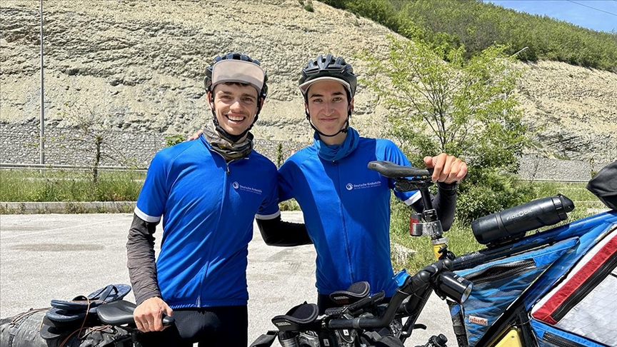 İki Alman gezgin kanserle mücadele farkındalığı için 13 bin kilometre pedal çevirerek Çin Seddi'ni aşacak