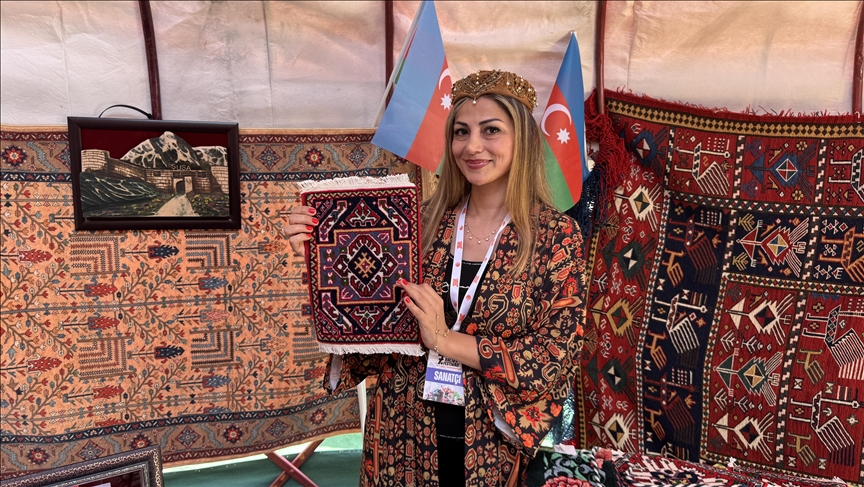 جمهوری آذربایجان با فرشهای نفیس قرهباغ در جشنواره ورزشهای سنتی ترکیه حضور درخشانی دارد