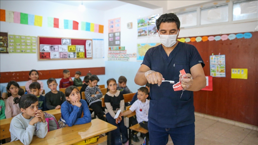 پⲹı'da doktor adayları kırsaldaki öğrencilere ağız ve diş sağlığı hizmeti sunuyor