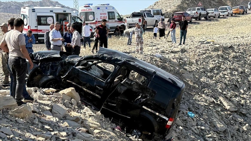 ıԲ'ta şDZe devrilen hafif ticari araçtaki 3 kişi öldü, 3 kişi yaralandı
