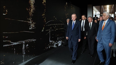 Cumhurbaşkanı Erdoğan, "Bir Şiir Bir Hayat Canım İstanbul" sergisini gezdi