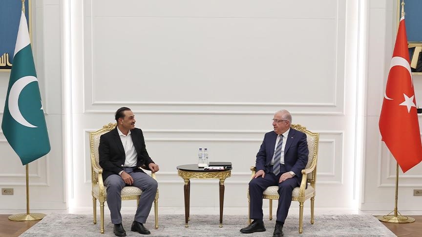 وزير الدفاع التركي يلتقي قائد القوات البرية الباكستاني بإسطنبول