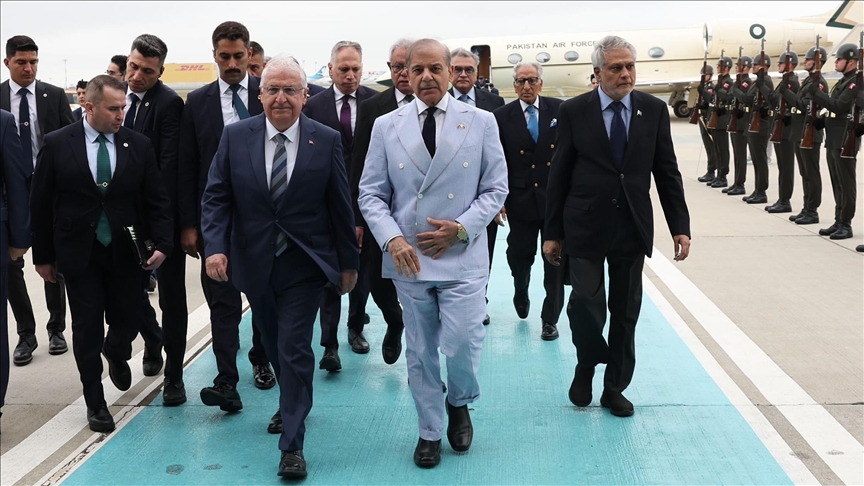 استقبال رسمي لرئيس الوزراء الباكستاني في مطار إسطنبول 