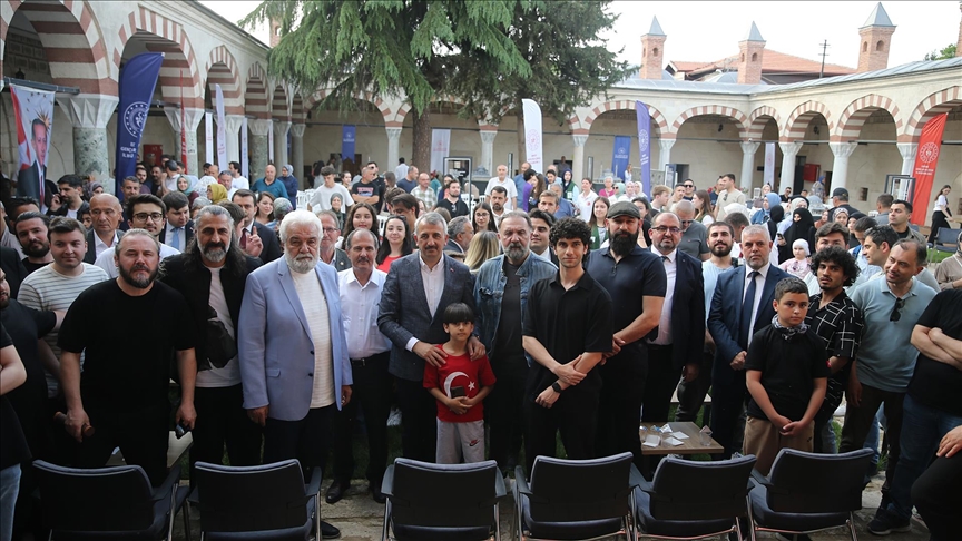 "Mehmed: Fetihler Sultanı" dizisi oyuncuları, Edirne'deki fetih kutlamaları kapsamında gençlerle buluştu