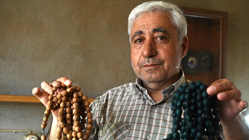Mjeshtri turk prodhon tespihe unike nga kokrrat e dëllinjës