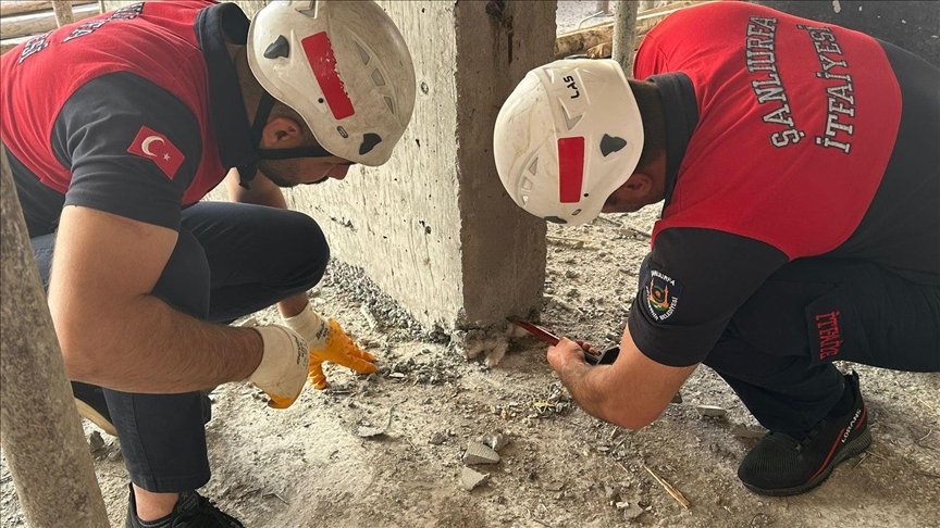 Աıܰڲ'da beton kolonun altında mahsur kalan kedi yavrusu kurtarıldı