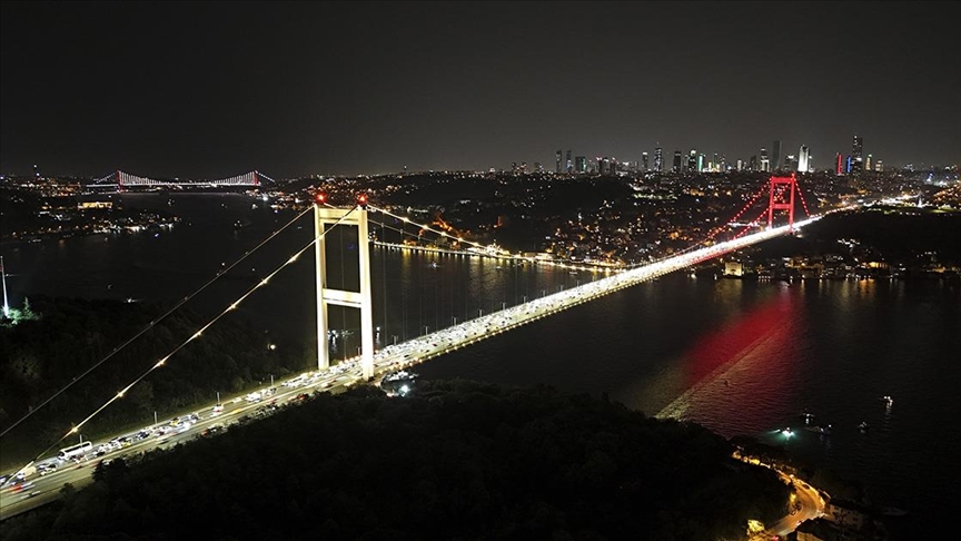 Fatih Sultan Mehmet Köprüsü "sarı-kırmızı" oldu