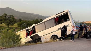 Isparta'da yolcu otobüsü ile tur otobüsünün çarpıştığı kazada 27 kişi yaralandı