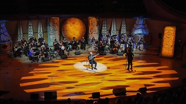 Türk Dünyası Müzik Topluluğu 25'inci yılını sahnede kutladı