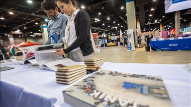 Turkish Festival-goers explore media materials at Anadolu’s stand
