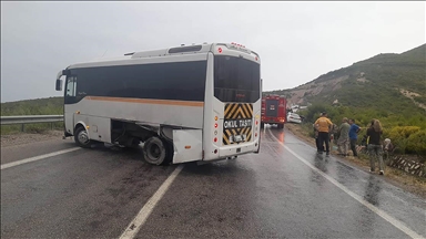 İ'de otomobil ile otobüsün çarpıştığı kazada 13 kişi yaralandı 