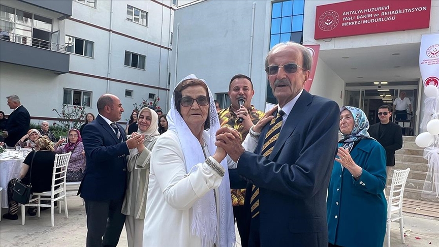 Depremzede çift, evliliklerinin 70. yılında huzurevinde nikah tazeledi