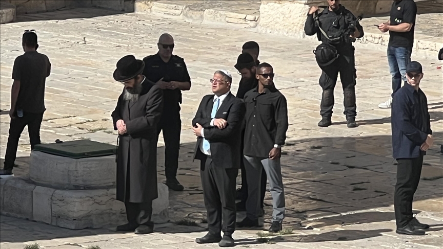 Le ministre israélien Ben-Gvir s'introduit dans la mosquée Al-Aqsa pour célébrer l'occupation de Jérusalem-Est