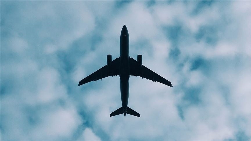 Japonya'dan ABD'ye giden uçaktaki yolcu, havada seyir halindeyken kapıları açmaya çalıştı
