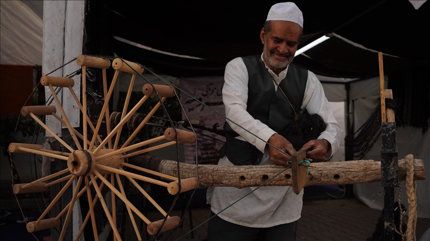 تەمەنێک لە ناو پیشەی جۆڵایی دا