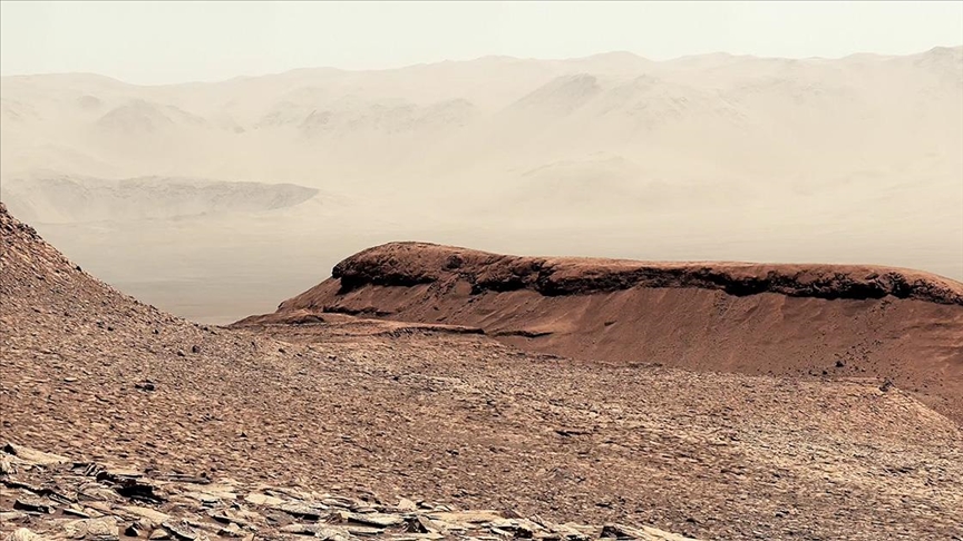 NASA'nın Mars'taki Curiosity Gezgini'nin Sharp Dağı'nda çektiği görüntü paylaşıldı