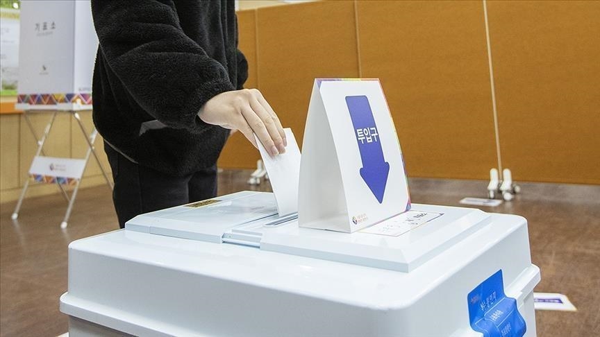 South Korea's presidential race tightens as gap between key contenders narrows