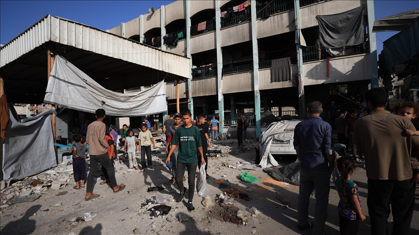 Al menos 25 muertos en un ataque aéreo israelí a una escuela donde se refugiaban desplazados en Gaza