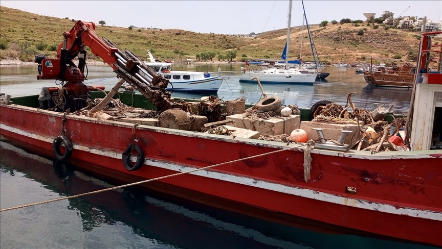 Bodrum'da deniz dibinden 20 ton atık çıkarıldı