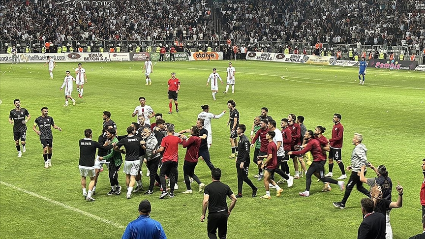 ığspor-Artı Değer Vanspor FK maçı yardımcı hakemin başına isabet eden "madde" nedeniyle tatil edildi