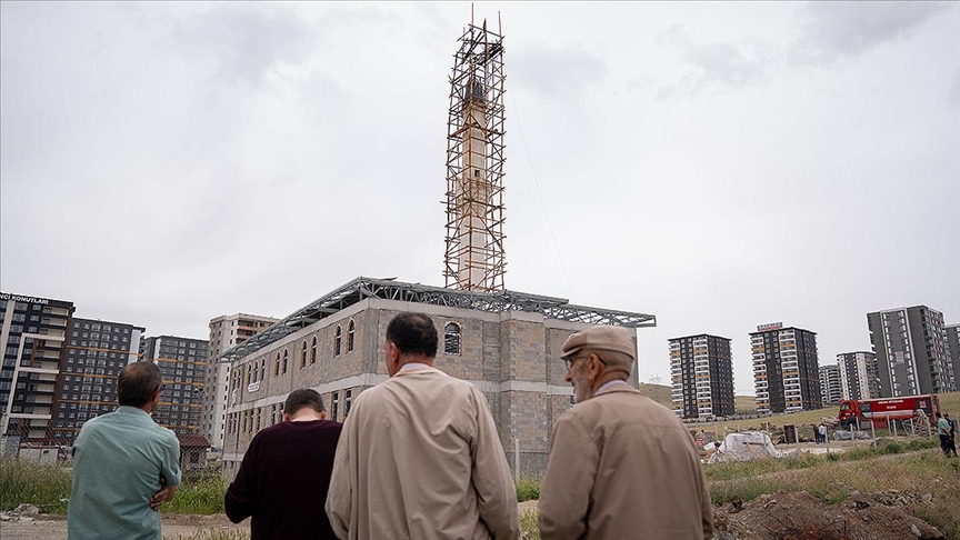 Sincan'da yapımı devam eden cami minaresine ııı isabet etti