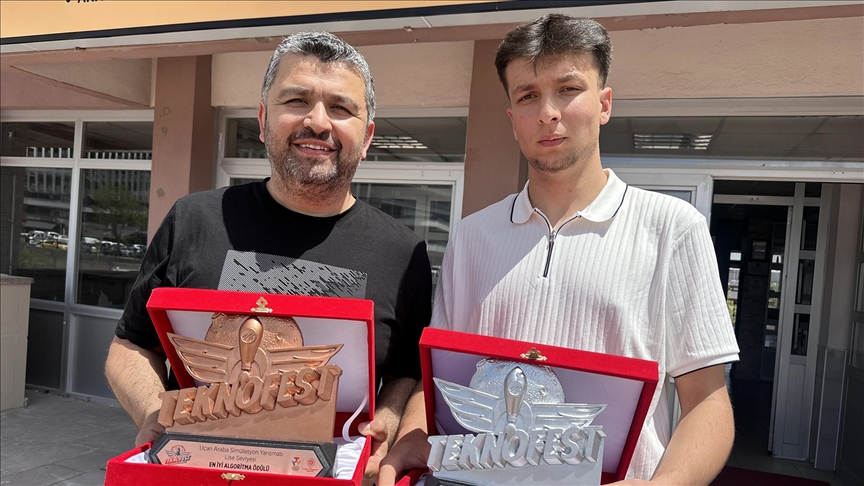 Lise öğrencileri, Uçan Araba Simülasyon Yarışması'nda "en iyi algoritma" ödülü kazandı