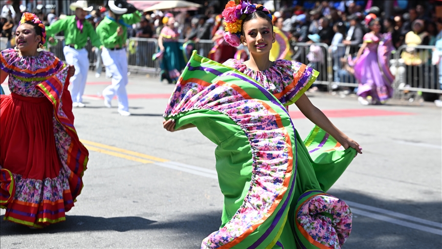 Karnaval shumëngjyrësh në San Francisco