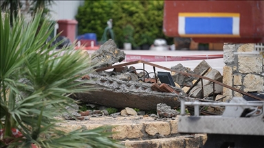 İzmir'de dekoratif beton kemerin yıkılması sonucu hayatını kaybedenlerin sayısı 2'ye yükseldi