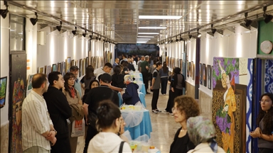 Sanat galerisine dönüştürülen okul koridoru sergilere ev sahipliği yapıyor