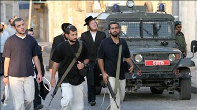 الضفة.. مستوطنون يهاجمون عائلة فلسطينية ويستولون على مأواها