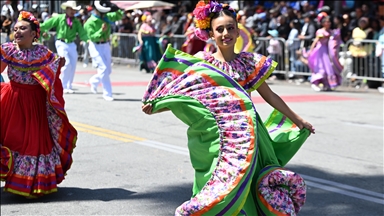 Karnaval shumëngjyrësh në San Francisco