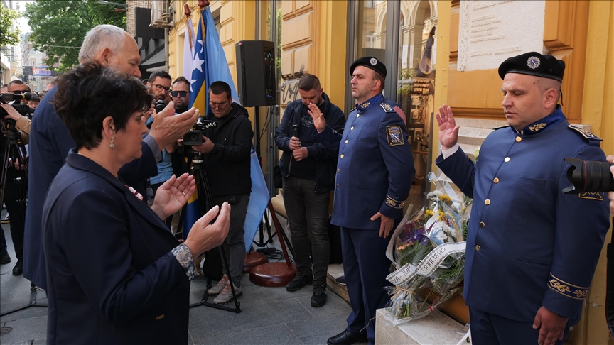 Bosna Hersek'teki şta ekmek kuyruğunda öldürülen 26 kişi törenle anıldı