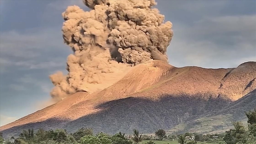 Kanlaon Volcano erupts, spews ash in central Philippines