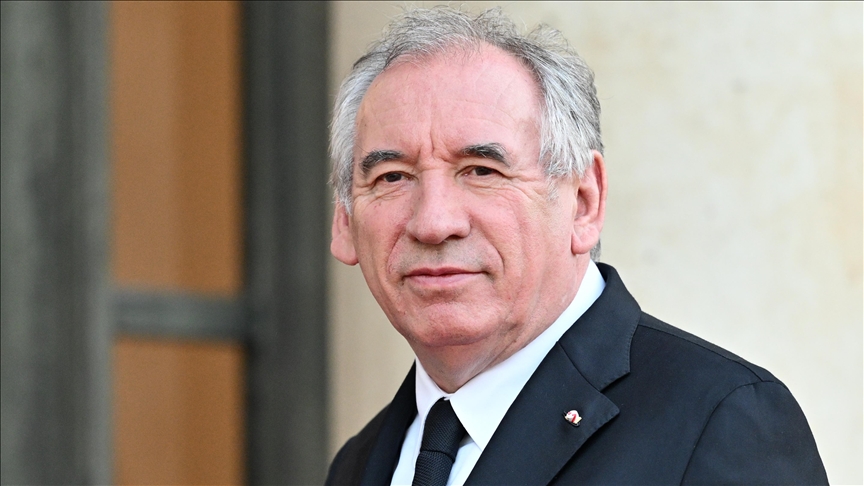 Fransa Başbakanı Bayrou toplumda İslam'ı "takıntı konusu" haline getirmek istemediğini belirtti