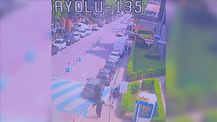 Bağcılar'da 4 milyon liralık silahlı gasp güvenlik kamerasında 
