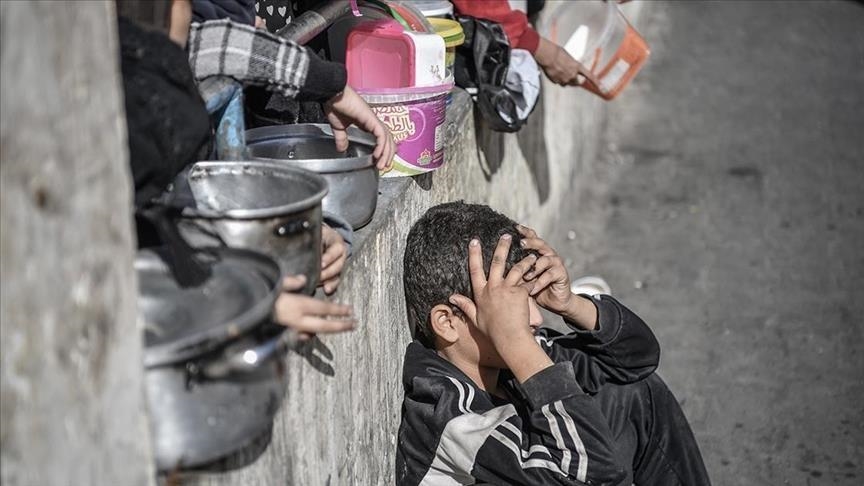Bande de Gaza: des milliers de Palestiniens ‘’affamés’’ se précipitent sur un centre de distribution d’aide à Rafah