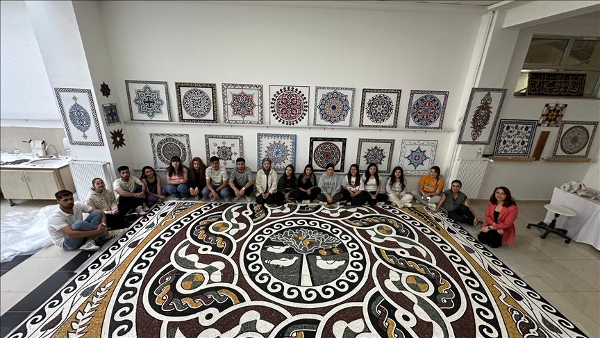 Amasya Üniversitesi öğrencileri 1800 yıllık elma ağacı motifli mozaiğin kopyasını yaptı