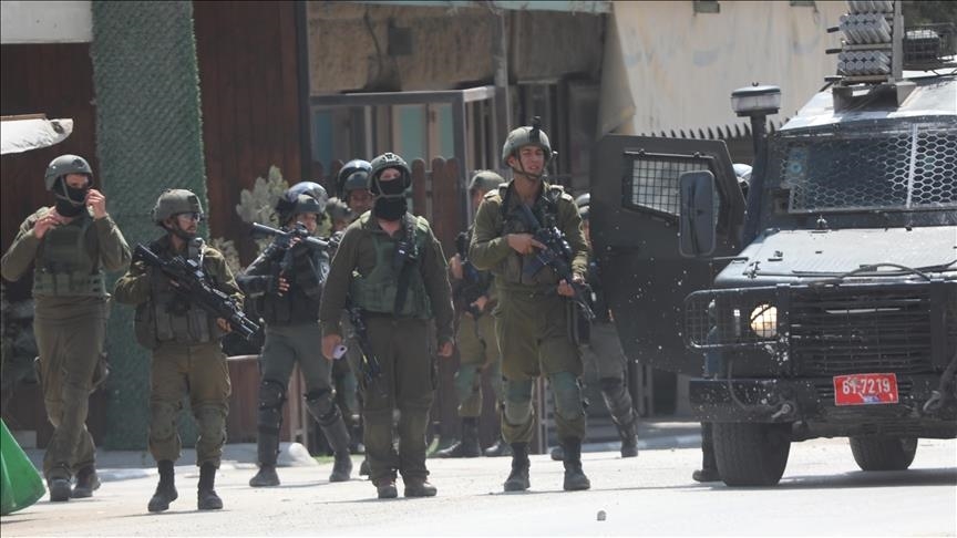 الضفة.. الجيش الإسرائيلي يقتحم مناطق فلسطينية ويداهم منازل