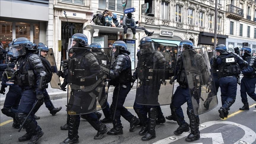 France : Prison avec sursis pour deux policiers de la BRAV-M ayant roulé sur un manifestant