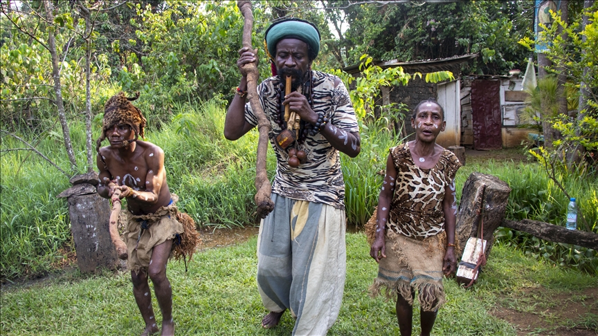 Afrika'nın kadim halklarından Pigmeler, flütü hem haberleşme hem de şifa amacıyla kullanıyor