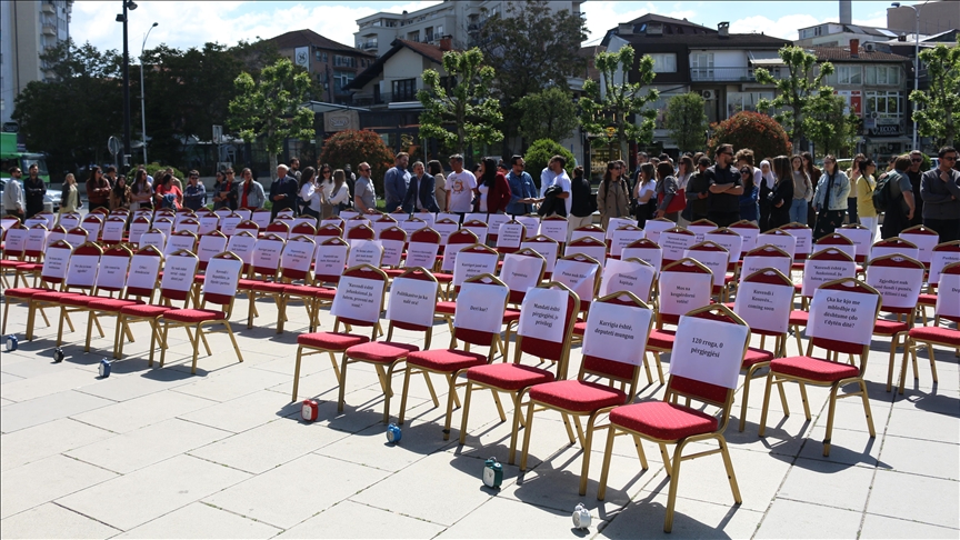 Aksion simbolik para Kuvendit të Kosovës, vendosen 120 karrige me mesazhe kritikuese për deputetët
